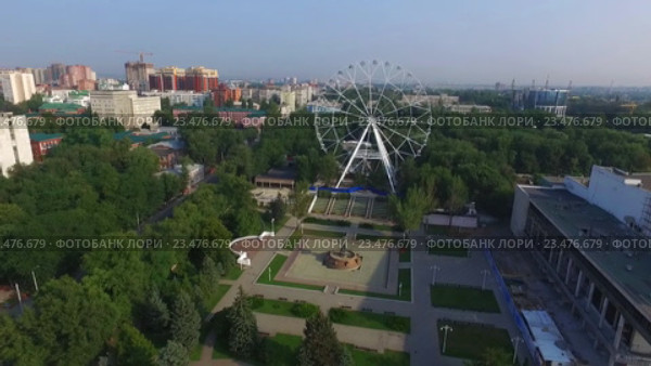 Россия. Ростов-на-Дону. Театральная площадь, театр имени Горького и парк имени Октябрьской революции (2016 год). Стоковое видео, видеограф Арестов Андрей Павлович / Фотобанк Лори