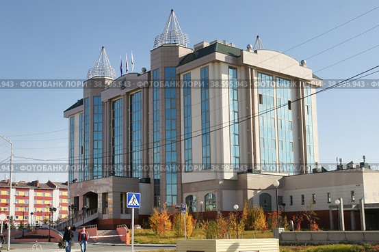 Россия. Салехард. Здание городской думы и администрации Салехарда. Russia. Salekhard. The building of the City Drum and the administration of Salekhard. (2013 год). Редакционное фото, фотограф Алексей Смышляев / Фотобанк Лори