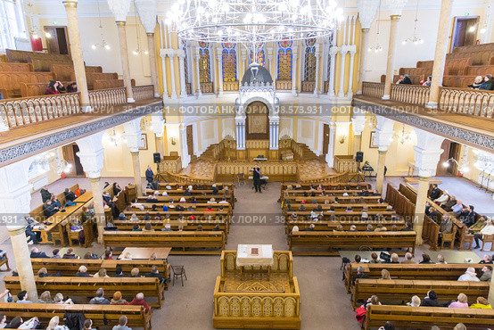 Россия. Санкт-Петербург. День открытых дверей в Синагоге. Большая Хоральная Синагога Санкт-Петербурга. Россия. Санкт-Петербург. Религия иудаизм. Верующие в Большой Хоральной Синагоге Санкт-Петербурга. Russia. Saint-Petersburg. The religion is Judaism. Believers in the Great Choral Synagogue of St. Petersburg. (2019 год). Редакционное фото, фотограф Алексей Смышляев / Фотобанк Лори