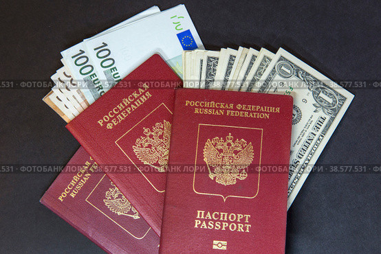 Россия. Санкт-Петербург. Документы для путешествия. Российский заграничный паспорт и деньги, валюта, доллары и евро. Russia. Saint-Petersburg. Travel documents. Russian passport and money, currency, dollars and euros. (2018 год). Редакционное фото, фотограф Алексей Смышляев / Фотобанк Лори