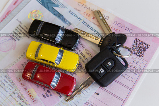 Россия. Санкт-Петербург. Ключи и документы на автомобиль. Russia. Saint-Petersburg. Keys and documents for the car. (2018 год). Редакционное фото, фотограф Алексей Смышляев / Фотобанк Лори