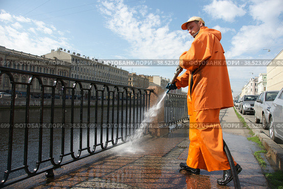 Россия. Санкт-Петербург. Помывка ограды реки Фонтанки. Russia. Saint-Petersburg. Washing the fence of the Fontanka River. (2011 год). Редакционное фото, фотограф Алексей Смышляев / Фотобанк Лори