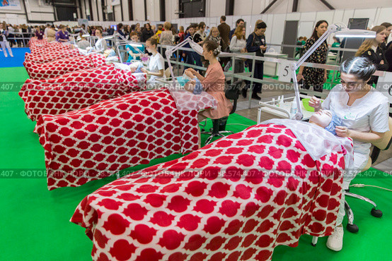Россия. Санкт-Петербург. Региональный чемпионат WorldSkills Russia. V Открытый региональный чемпионат Молодые профессионалы (WorldSkills Russia) на территории конгрессно-выставочного центра "Экспофорум". Косметические процедуры. Russia. Saint-Petersburg. WorldSkills Russia Regional Championship. V Open Regional Championship Young Professionals (WorldSkills Russia) on the territory of the Expoforum Convention and Exhibition Center. Beauty treatments. (2019 год). Редакционное фото, фотограф Алексей Смышляев / Фотобанк Лори