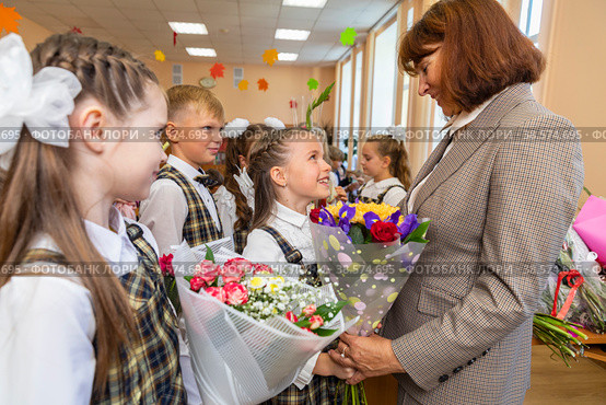 Россия. Санкт-Петербург. Школьники поздравляют учителя с началом учебного года первого сентября в День знаний. Russia. Saint-Petersburg. Students congratulate the teacher on the beginning of the school year on the first of September on the Day of Knowledge. (2021 год). Редакционное фото, фотограф Алексей Смышляев / Фотобанк Лори
