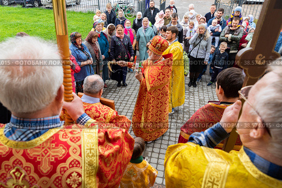 Россия. Санкт-Петербург. Церковный праздник. Служители церкви исполняют религиозный обряд. Russia. Saint-Petersburg. A church holiday. The ministers of the church perform a religious rite. (2021 год). Редакционное фото, фотограф Алексей Смышляев / Фотобанк Лори