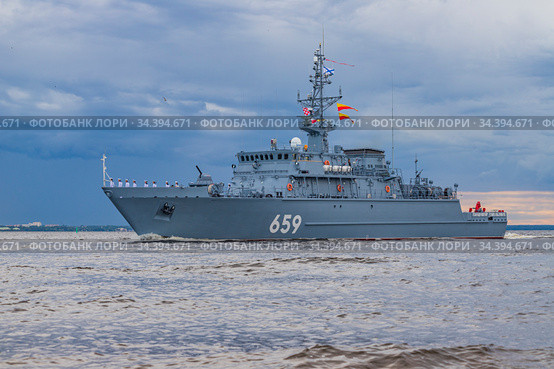 Россия. Санкт-Петербург. Военный корабль в акватории Финского залива. Корабль противоминной обороны «Владимир Емельянов», бортовой номер 659 (2020 год). Редакционное фото, фотограф Литвяк Игорь / Фотобанк Лори