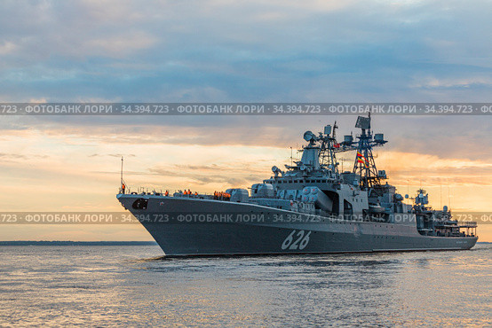Россия. Санкт-Петербург. Военный корабль в акватории Финского залива. Эскадренный миноносец "Вице-адмирал Кулаков". Бортовой номер 626 (2020 год). Редакционное фото, фотограф Литвяк Игорь / Фотобанк Лори