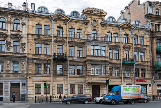 Россия. Санкт-Петербург. Жилой многоквартирный дом по адресу улица Марата, дом 16. Russia. Saint-Petersburg. Residential apartment building at 16 Marata Street. (2021 год). Редакционное фото, фотограф Алексей Смышляев / Фотобанк Лори