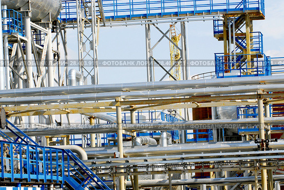 Россия, Сибирь, Тюменская область, Уватский район; Усть-Тегусское нефтяное месторождение; переплетение нефтетрубопроводов с переходами и площадками обслуживания. Стоковое фото, фотограф Александр Циликин / Фотобанк Лори