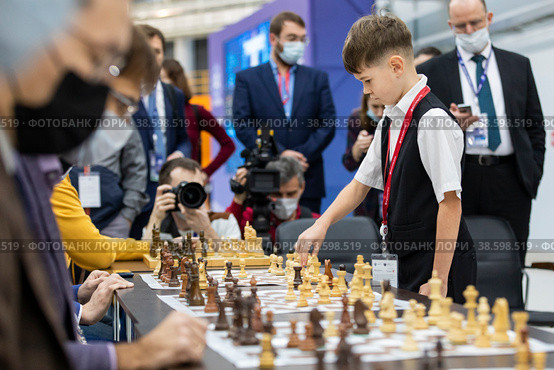Россия. Сочи. Артем Лебедев, чемпион мира по шахматам, на сеансе одновременной игры. Конгресс молодых ученых. Russia. Sochi. Artem Lebedev, world chess champion, at a simultaneous game session. Congress of Young Scientists. (2021 год). Редакционное фото, фотограф Алексей Смышляев / Фотобанк Лори