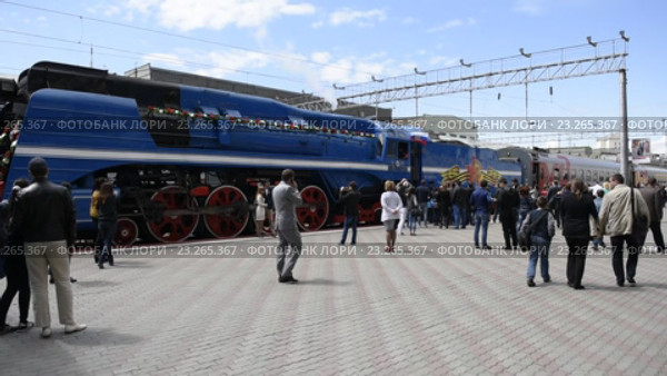 Ростов-На-Дону, 9 мая 2015. Пассажиры возле парового локомотива П36 «Генерал» Редакционное видео, видеограф Александр Перепелицын / Фотобанк Лори