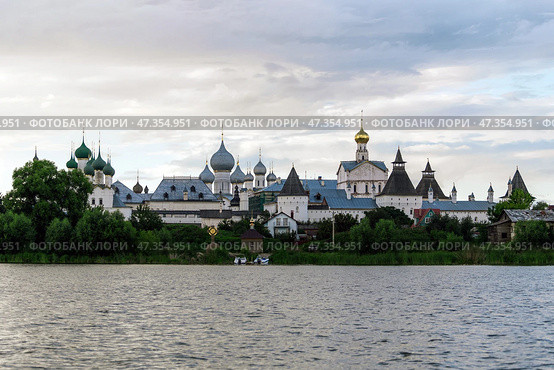 Ростов Великий. Вечерний вид на Ростовский кремль со стороны озера Неро (2024 год). Редакционное фото, фотограф Свитич Олег / Фотобанк Лори