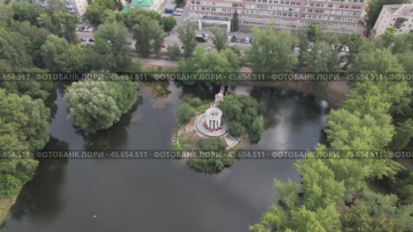 Ротонда в Харитоновском саду в Екатеринбурге - съемка с дрона в 2022 году. Редакционное видео, видеограф Владислав Самошкин / Фотобанк Лори