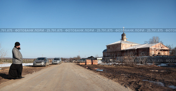 Рождественская церковь, село Большие Белыничи и отец Дионисий (2017 год). Редакционное фото, фотограф Дмитрий Неумоин / Фотобанк Лори