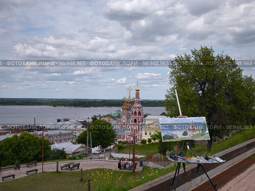 Рождественская церковь в Нижнем Новгороде с мольбертом художника. Редакционное фото, фотограф Мария Сергеева / Фотобанк Лори