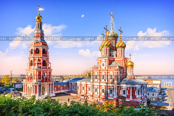 Рождественская церковь, вид с холма, Нижний Новгород (2022 год). Стоковое фото, фотограф Baturina Yuliya / Фотобанк Лори