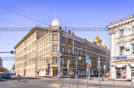 Рождественский бульвар, Сретенский монастырь, Сретенка, Москва (2022 год). Редакционное фото, фотограф Baturina Yuliya / Фотобанк Лори