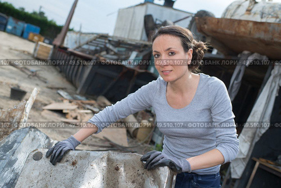 rubbish collectors at a scrapyard. Стоковое фото, агентство Ingram Publishing / Фотобанк Лори