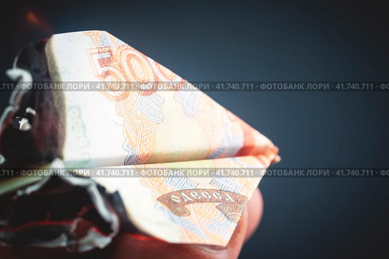 Rubles and dollars on fire in the form of paper airplanes, concessionary and sanctions (2020 год). Редакционное фото, фотограф Igor Skripachev / Фотобанк Лори