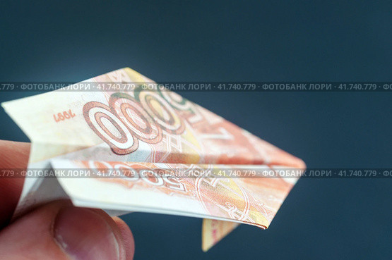 Rubles and dollars on fire in the form of paper airplanes, concessionary and sanctions. Стоковое фото, фотограф Igor Skripachev / Фотобанк Лори
