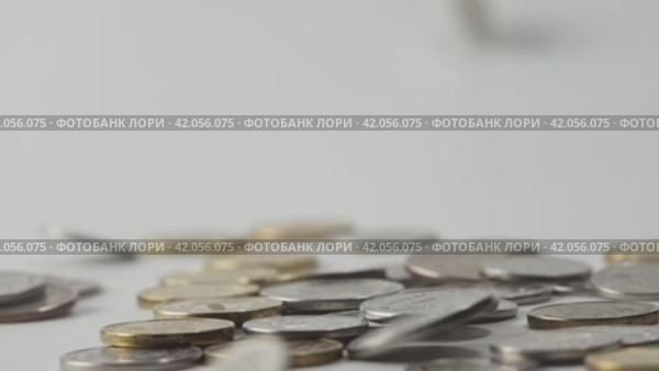 Рублевые монеты разного номинала падают на белый фон. Стоковое видео, видеограф Mixail59 / Фотобанк Лори