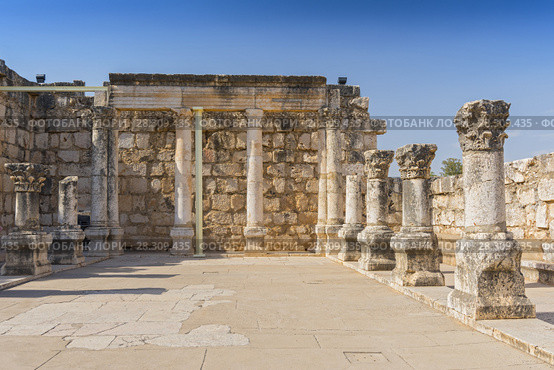Ruins of the old synagogue in Capernaum by the Sea of Galilee, Israel. Стоковое фото, агентство BE&W Photo / Фотобанк Лори