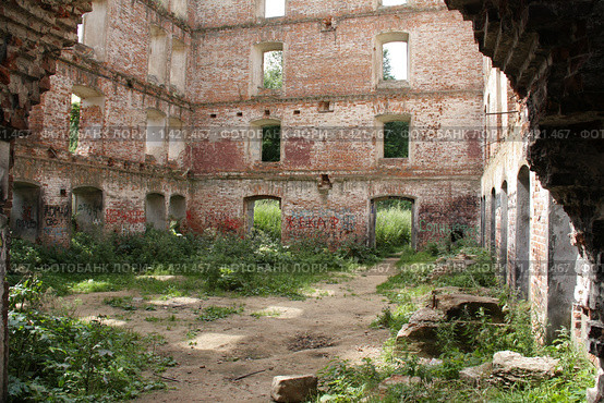 Руины мельницы в с. Юрятино, 18 в. Остатки жернова. Стоковое фото, фотограф Устинова Мария / Фотобанк Лори