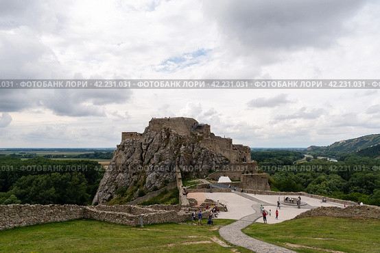 Руины замка Левин в Словакии (2018 год). Редакционное фото, фотограф Сергей Веселовский / Фотобанк Лори