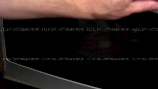 Рука ставит тарелку с тортильей, помидорами, сыром и соусом в микроволновую печь. Стоковое видео, видеограф Sergei Gorin / Фотобанк Лори