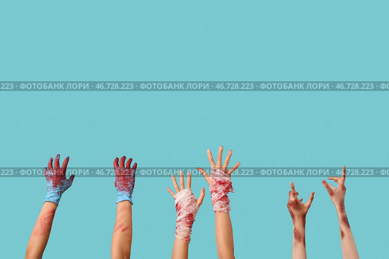 Руки страшных зомби на цветном фоне. Празднование Хэллоуина. Стоковое фото, фотограф Pixel_shot / Фотобанк Лори