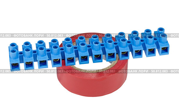 Рулон изоленты и соединительная колодка для проводов на белом фоне. Electrical tape with cable connectors on white background. Стоковое фото, фотограф Татьяна Д / Фотобанк Лори