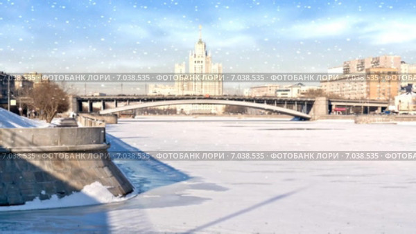 Русло замерзшей реки Москва, набережная и Большой Краснохолмский мост. Стоковое видео, видеограф Parmenov Pavel / Фотобанк Лори