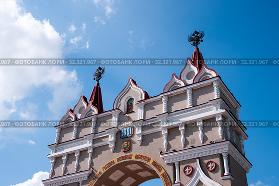 Russia, Blagoveshchensk, July 2019: the triumphal arch in honor of Tsarevich Romanov against the blue sky in the city of Blagoveshchensk. Стоковое фото, фотограф Катерина Белякина / Фотобанк Лори