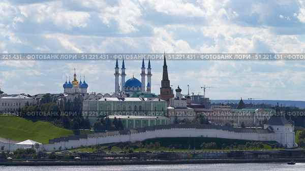 Russia, Kazan, August 26, 2025: panoramic view of the Kazan Kremlin and the embankment of the Kazanka River. Редакционное фото, фотограф Роман Дзюбало / Фотобанк Лори