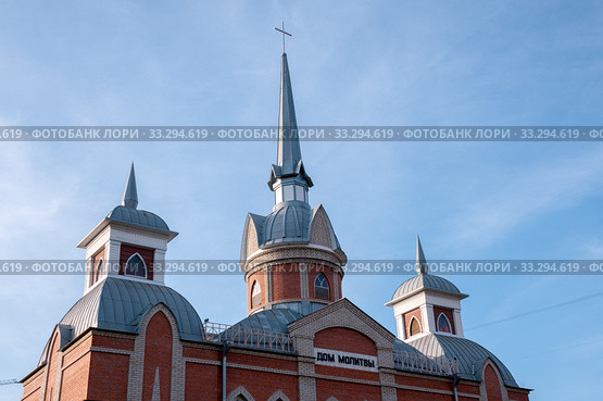 Russia, Khabarovsk, August 8, 2019: summer roof Church of Evangelical Christians Baptists in the city of Khabarovsk. Стоковое фото, фотограф Катерина Белякина / Фотобанк Лори