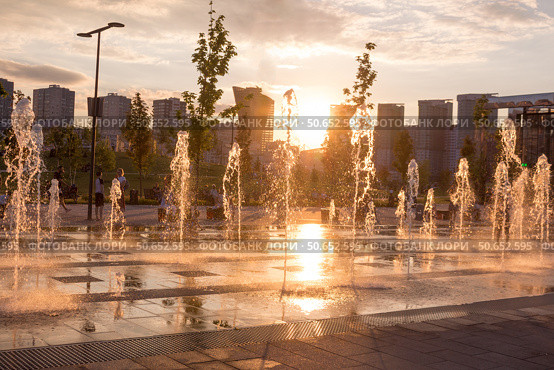 Russia, Moscow - 06 July 2020:   Khodynka field, Park and residential area. Fountain at sunset of a summer day. Редакционное фото, фотограф Татьяна Васильева / Фотобанк Лори
