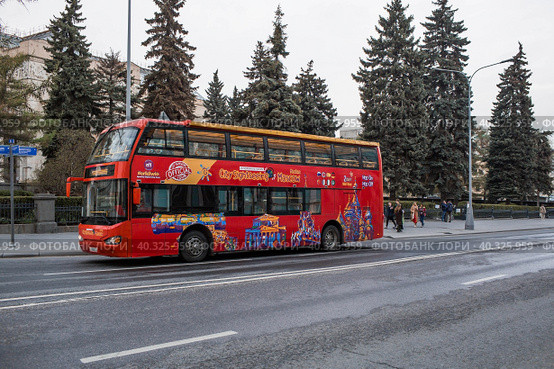 Russia, Moscow April 2023 The City Sihgtseeng double-decker sightseeing bus runs through the center of Moscow. Редакционное фото, фотограф Photojuli / Фотобанк Лори