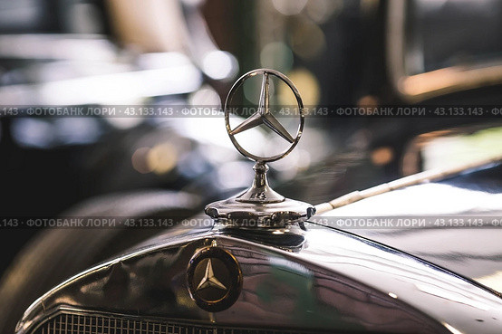 RUSSIA, MOSCOW - May 11, 2024: Close-up of the metal star of the Mercedes Benz logo on the hood of a retro car. Редакционное фото, фотограф Photojuli / Фотобанк Лори