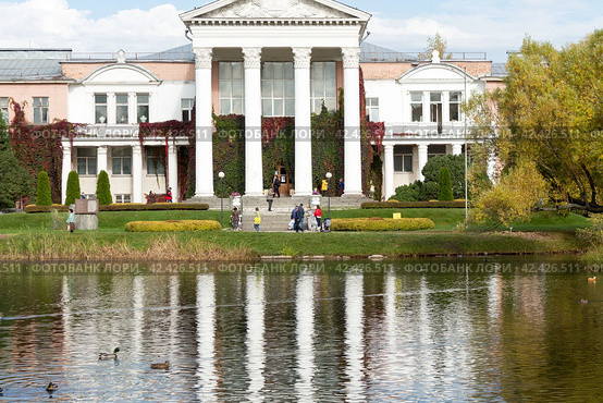Russia, Moscow, September 30, 2020: Tsitsin Main Botanical Garden. Sunny Autumn day. Редакционное фото, фотограф Татьяна Васильева / Фотобанк Лори