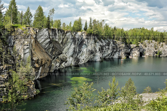 Russia, Ruskeala, 13,06,2014 Marble canyon in the summer. Редакционное фото, фотограф Анна Кривицкая / Фотобанк Лори