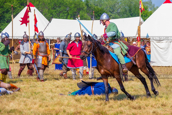 Russia, Samara, August 2018: Group fighting system on the system, meeting fighters. Military-historical festival "Warfare". Редакционное фото, фотограф Акиньшин Владимир / Фотобанк Лори