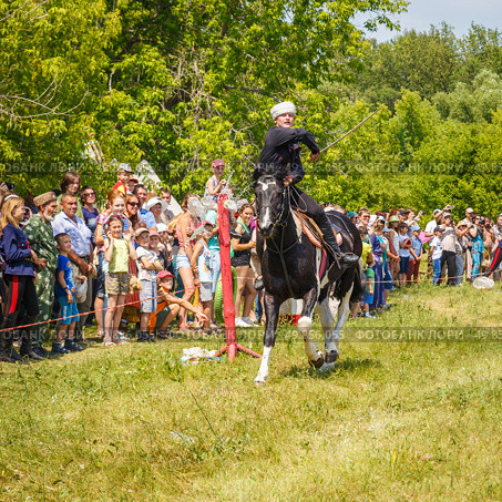 Russia, Samara, June 2016: A dashing Cossack on horseback during a demonstration performance at the Journey to the Past festival. Редакционное фото, фотограф Акиньшин Владимир / Фотобанк Лори