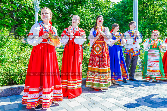 Russia, Samara, June 2017: smart girls in national clothes sing for city residents on the embankment of the Volga River on a sunny summer day. Редакционное фото, фотограф Акиньшин Владимир / Фотобанк Лори