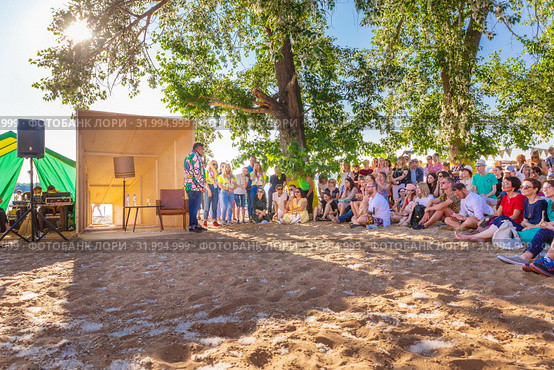 Russia, Samara, June 2019: Lecture by fashion historian Alexander Vasilyev outdoors. Bank of the Volga. Festival "Volga Fest" Редакционное фото, фотограф Акиньшин Владимир / Фотобанк Лори