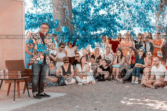 Russia, Samara, June 2019: Lecture by fashion historian Alexander Vasilyev outdoors. Bank of the Volga. Festival "Volga Fest" Редакционное фото, фотограф Акиньшин Владимир / Фотобанк Лори