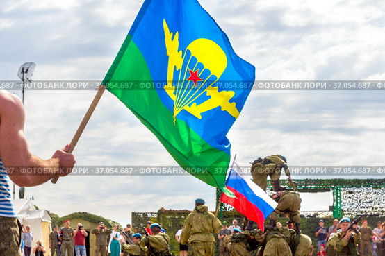 Russia, Samara, June 2019: Soldiers of paratroopers perform demonstration exercises for spectators of the race of heroes. Text in Russian: Declaration of an individual. Редакционное фото, фотограф Акиньшин Владимир / Фотобанк Лори
