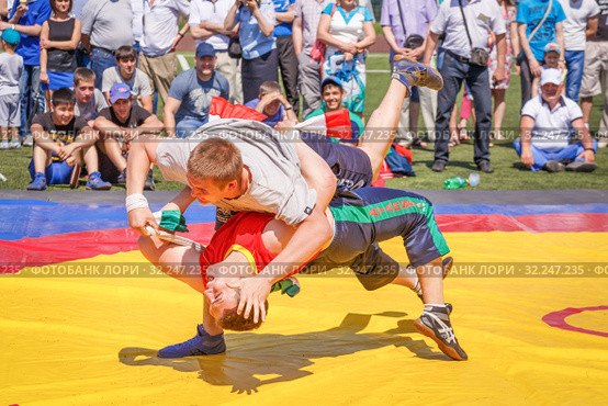 Russia, Samara, May 28, 2016: fight kuresh at Sabantuy in the city park. This struggle on the canvas, thrown at the enemy's belt, an important element of the national holiday among peoples. Редакционное фото, фотограф Акиньшин Владимир / Фотобанк Лори