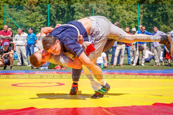 Russia, Samara, May 28, 2016: fight kuresh on the Sabantuy in the city park named after Gagarin. This is a struggle on towels, cast on the enemy's belt, an important element of the national holiday among the Turkic peoples. Редакционное фото, фотограф Акиньшин Владимир / Фотобанк Лори