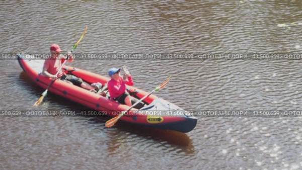 Russia, Sosnovy Bor, June 27, 2024: Two people paddle a kayak down a river. Редакционное видео, видеограф Андрей Знаменский / Фотобанк Лори