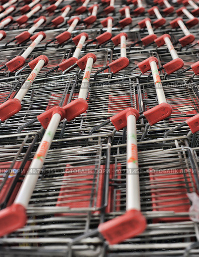 Russia, St. Petersburg, 10,12,2014 Empty carts for products in the supermarket. Редакционное фото, фотограф Анна Кривицкая / Фотобанк Лори